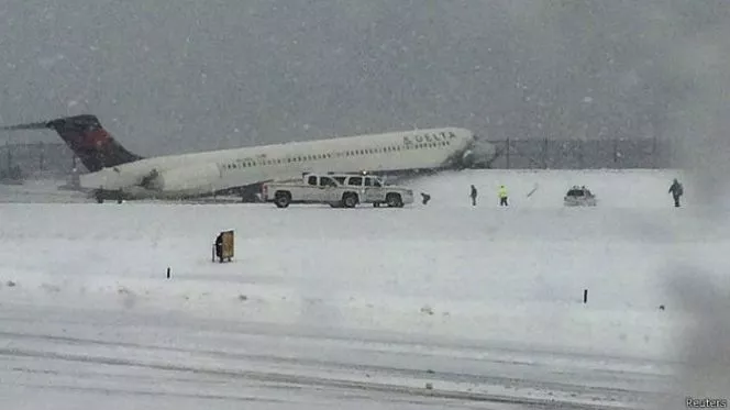 Avión se sale de pista al aterrizar en NY en medio de tormenta de nieve