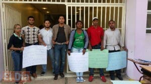 Estudiantes de la  UASD se encadenan en demanda terminen reparación facultad de Humanidades