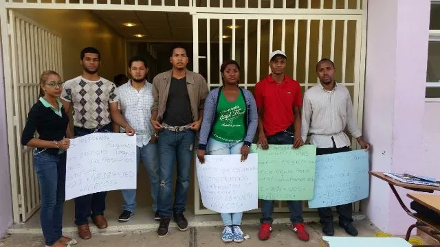 Estudiantes de la  UASD se encadenan en demanda terminen reparación facultad de Humanidades