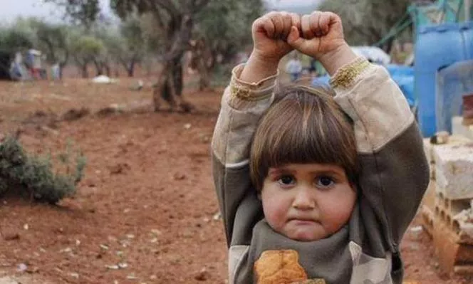 Niña siria se rinde ante una cámara al confundirla con una pistola