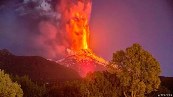  Chile: Evacúan a 3.385 personas por erupción de volcán   