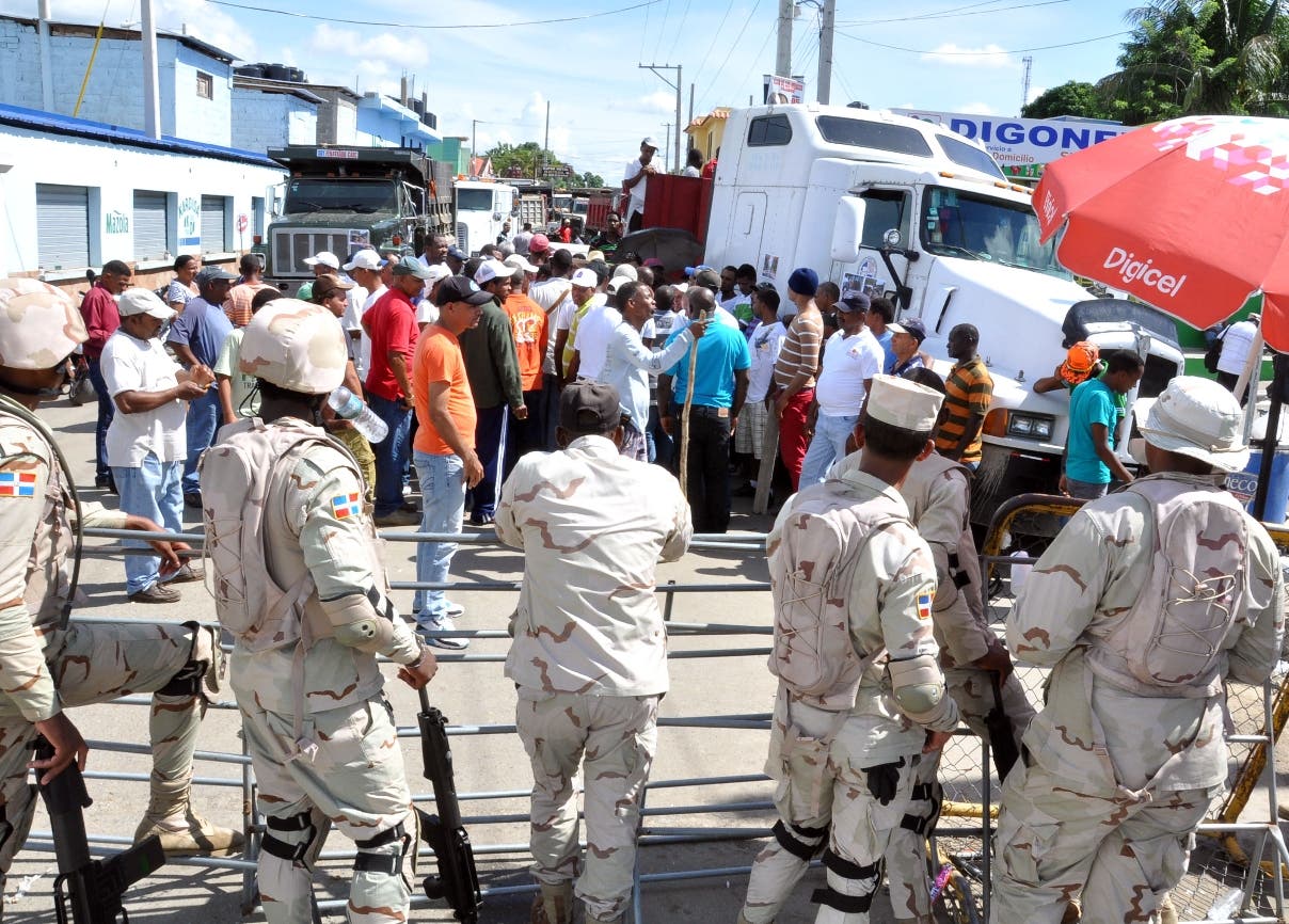 Fenatrado denuncia agresiones a camioneros dominicanos que transportan cargas hacia Haití