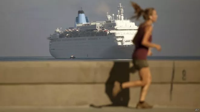 150402110056_cuba_malecon_mujer_corriendo_624x351_ap
