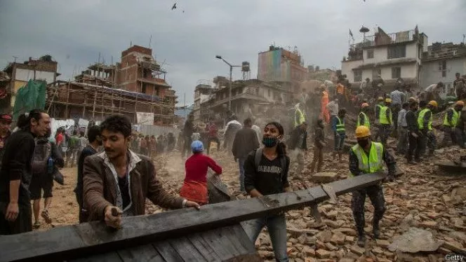 Los muertos en el terremoto de Nepal superan los 5.000 y 10.000 los heridos 