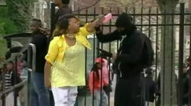 Video:La madre que abofeteó públicamente a su hijo por participar en los disturbios de Baltimore