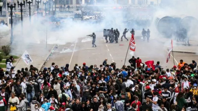 Cientos de heridos en protesta de maestros en Brasil