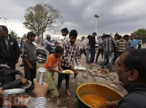 Nepalíes buscan salir adelante, tras sismo