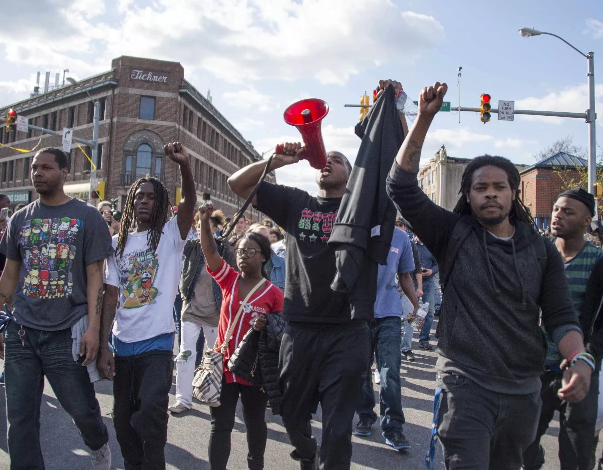 Baltimore pasa de la violencia a la tensión