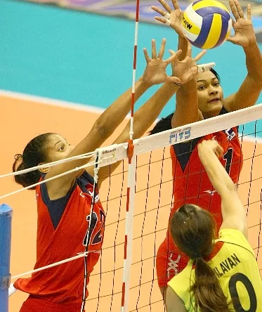 Jugadoras del equipo de República Dominicana bloquean a una juga