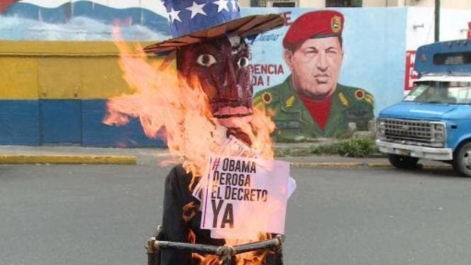 Muñecos de Obama y Maduro arden en la Quema de Judas en Caracas