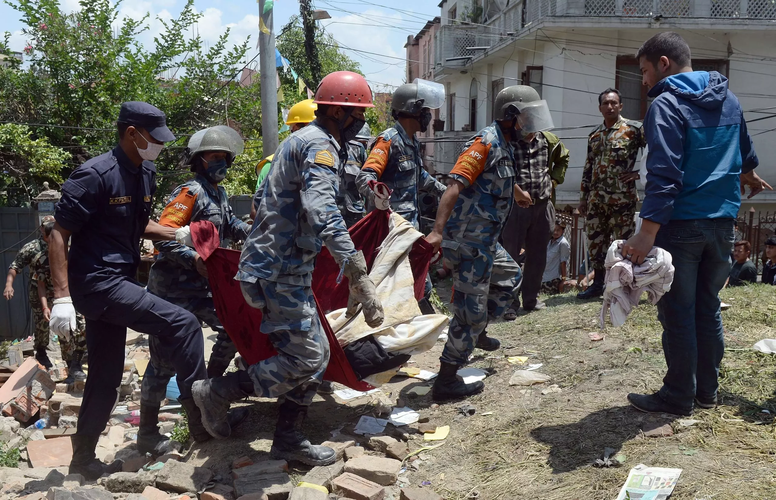 Más de 5.000 muertos en Nepal; la ayuda llega al epicentro