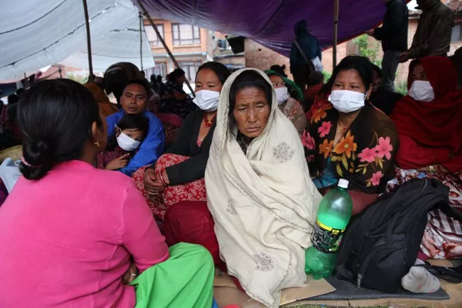 Los hospitales en Nepal están al límite; siguen llegando heridos