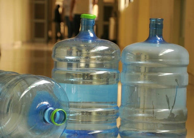 Procesadores suben cinco pesos al botellón de agua