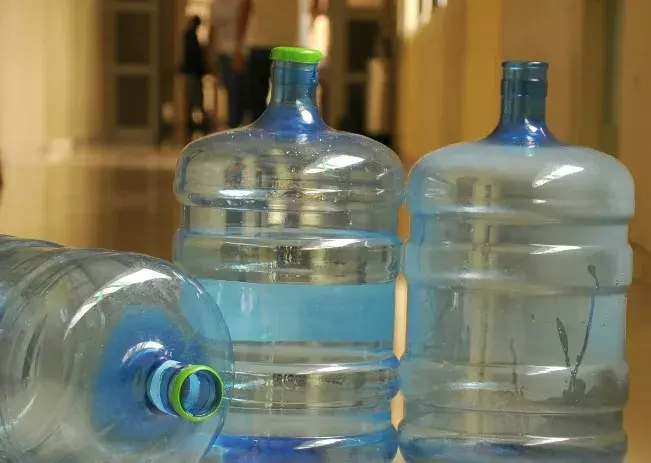 Procesadores suben cinco pesos al botellón de agua