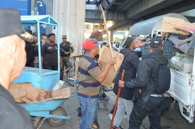 Ayuntamiento SDN desaloja buhoneros operaban en parada del metro Mamá Tingó