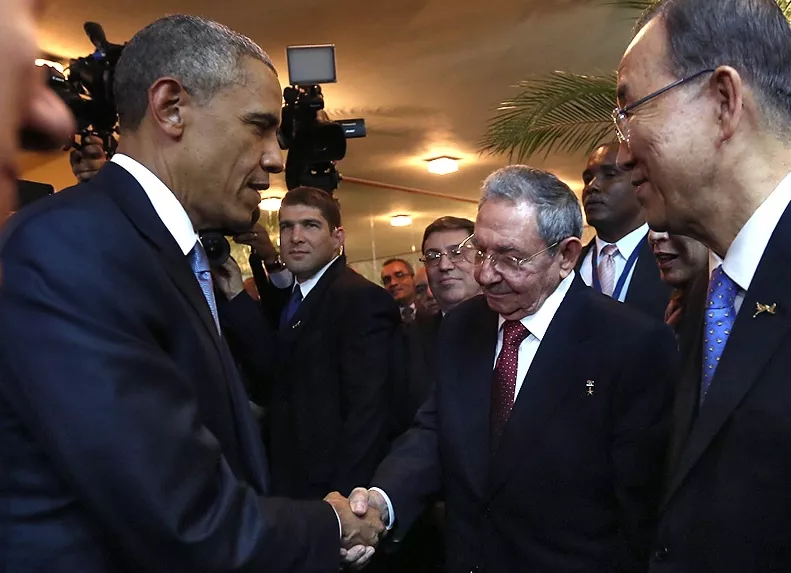 TOPSHOTS-PANAMA-AMERICAS-SUMMIT-OBAMA-CASTRO