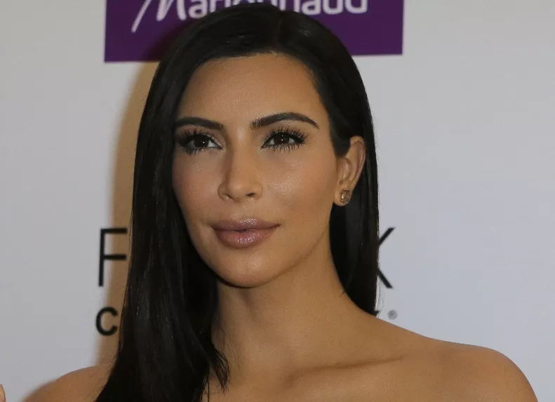 Kim Kardashian atacada a punta de pistola en un hotel de París, según CNN