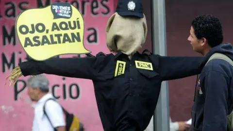 Policías monigotes… en Guatemala