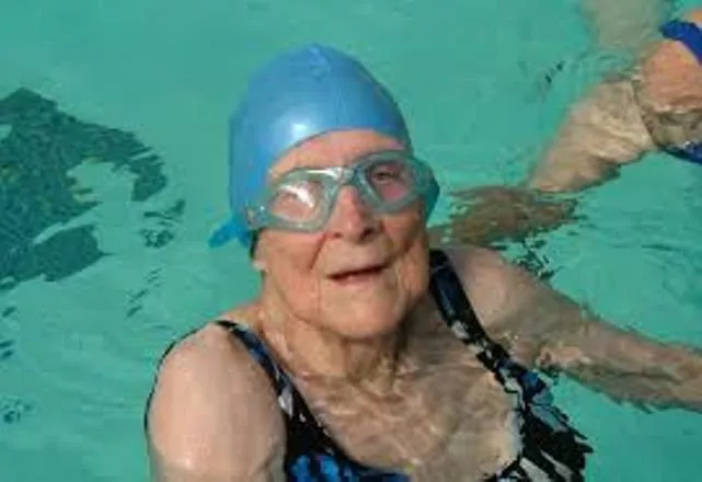 Mujer de 100 años bate récord de natación en Japón