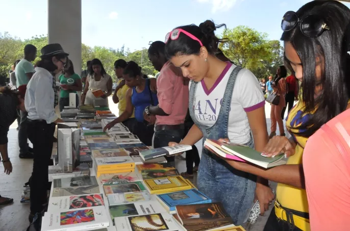 Estudiantes de la UASD realizan trueque de libros