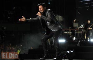 Euforia y falta de acústica en concierto de Chayanne