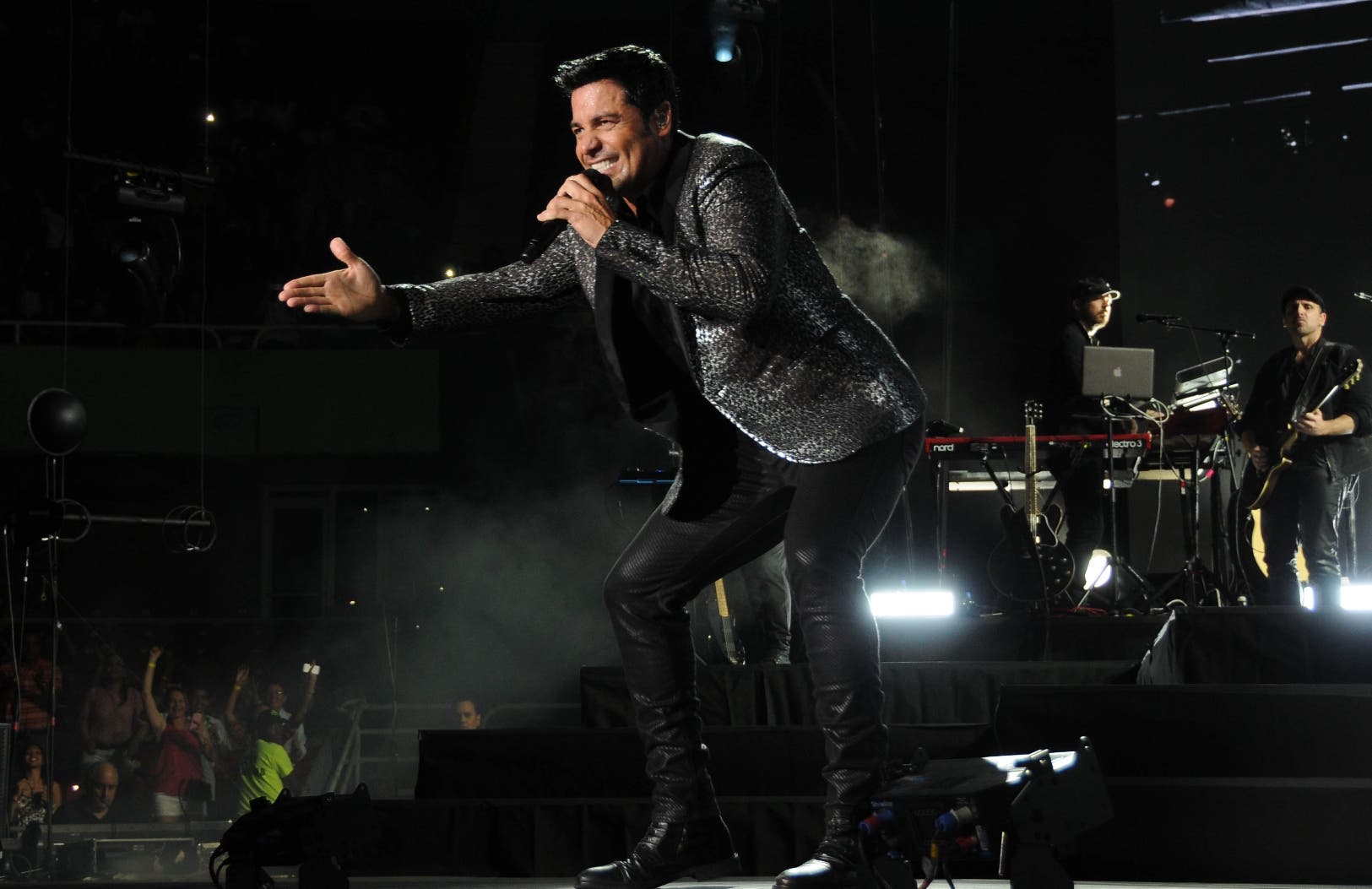 Euforia y falta de acústica en concierto de Chayanne