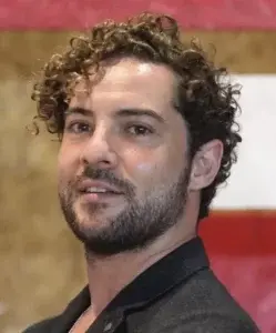 David Bisbal “indignado” por “injusta” implicación en trama de prostitución