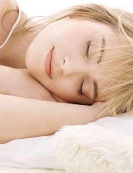 Cinco razones por las que te conviene dormir desnuda