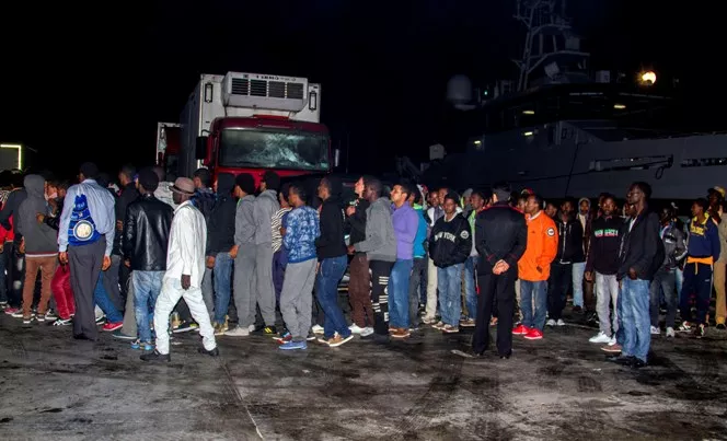 Buques italianos rescatan migrantes; nace bebé en el mar