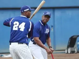 Julio Franco sigue activo como jugador-manager en Japón