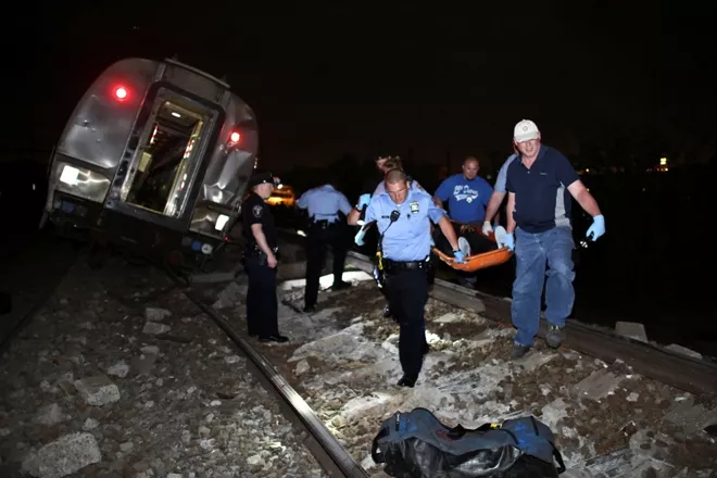 Al menos cinco muertos y 59 heridos al descarrilar un tren en Filadelfia