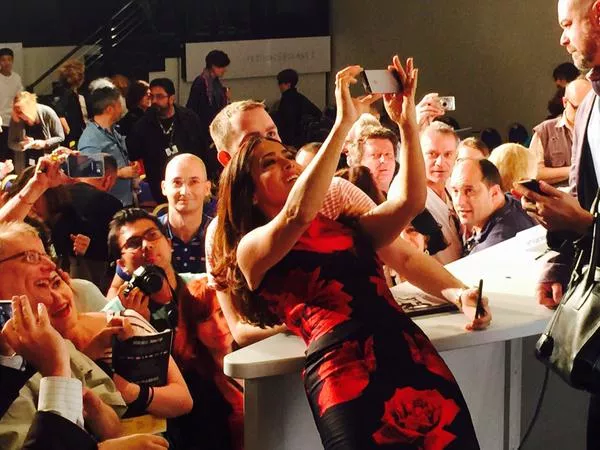 Salma Hayek mientras se hacía el selfie con los periodistas en el Festival de Cannes.