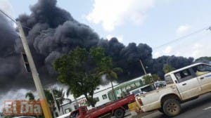 Fuego consume almacén de guaguas de Conatra en autopista Duarte