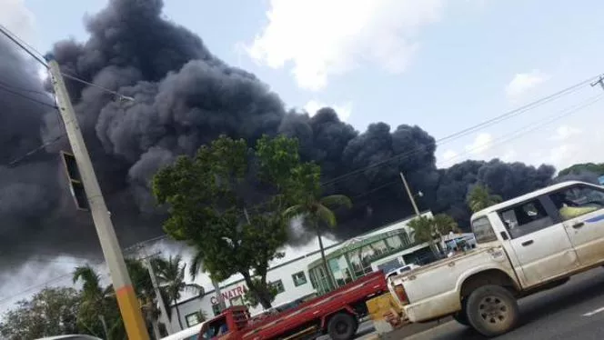  Fuego consume almacén de guaguas de Conatra en autopista Duarte