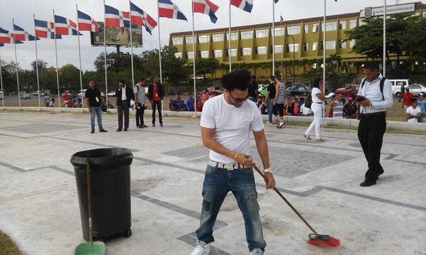 Tempranito: El «Alfa» cumple castigo y limpia Plaza de La Bandera
