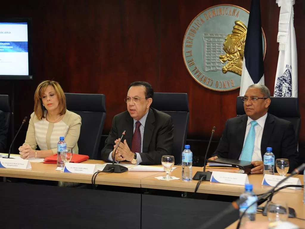 El Gobernador del Banco Central, Héctor Valdez Albizu, y otros ejecutivos. Foto: @BancoCentralRD