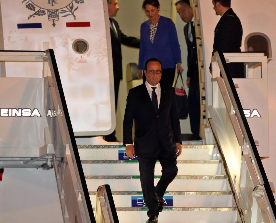 El presidente de Francia, Francois Hollande (c), llega el domingo 10 de mayo de 2015, al aeropuerto José Martí, en La Habana (Cuba). |ALEJANDRO ERNESTO (EFE).