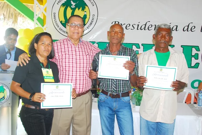 Parte de los empleados reconocidos por el director general de Embellecimiento, César López, durante un acto celebrado en la institución con motivo del Día del Trabajo.