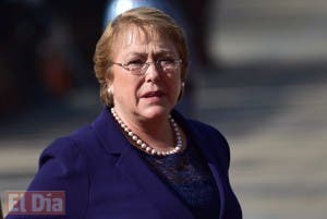 Rechazo a gestión de Bachelet sube al 56 %, según encuesta