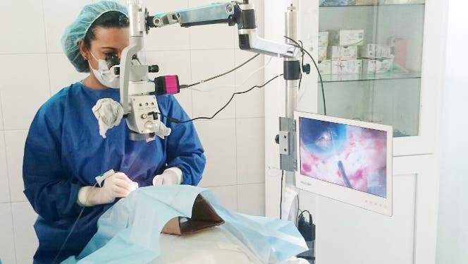 Concluyen operaciones de catarata médicos de Estados Unidos