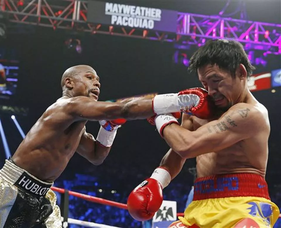 Floyd Mayweather Jr. conecta con la derecha a la cabeza de Manny Pacquiao en la pelea por el título welter, el sábado 2 de mayo de 2015. | JOHN LOCHER