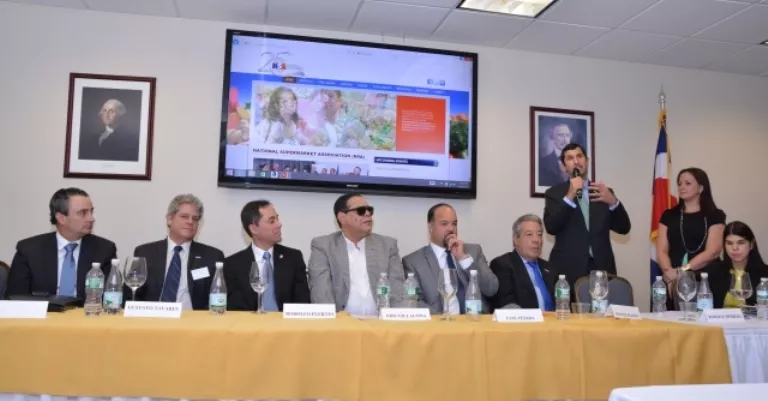 Roberto Herrera con las palabras finales en el evento
