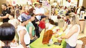 El mercadito de Ágora Mall cautiva al público por sus variadas ofertas