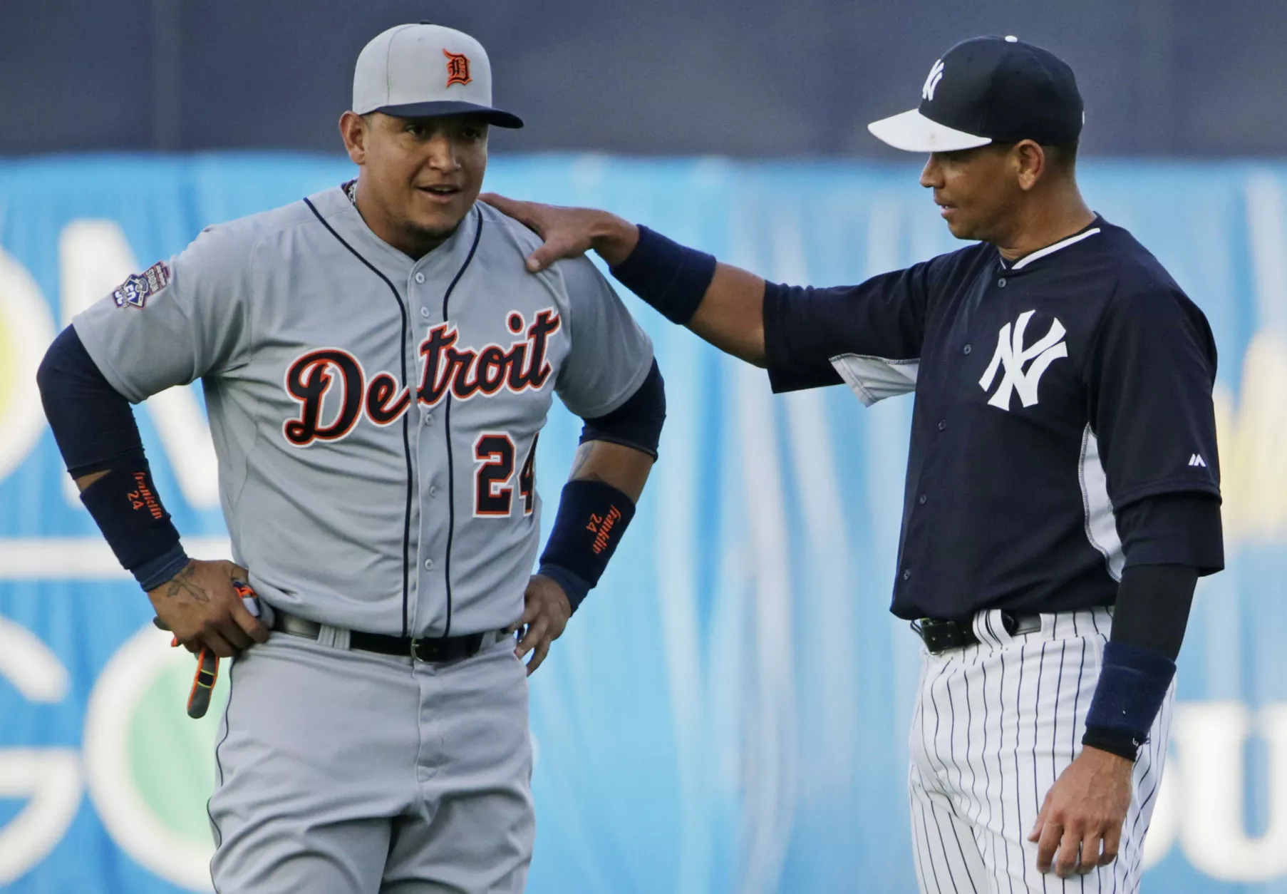 New York Yankees bateador designado Alex Rodríguez saluda bateador designado Tigres de Detroit Miguel Cabrera antes de un partido de béisbol de entrenamiento de primavera en Tampa, Fla., Martes, 24 de marzo de 2015. (Foto AP / Kathy Willens)