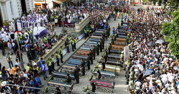 Se eleva a 88 cifra de muertos por alud en Colombia. Funeral masivo en Colombia. (Reuters).