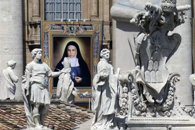 Un tapiz que muestra a St. Marie Alphonsine Ghattas desde un balcón de la Basílica de San Pedro en el Vaticano.