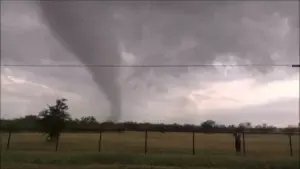 Suman 14 los muertos por tornado en México