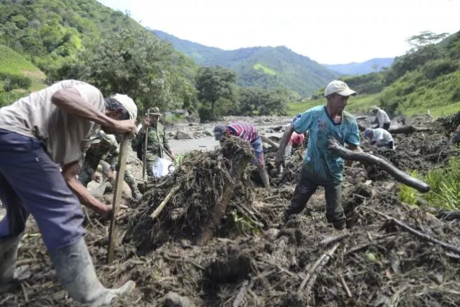 Colombia: Sepelio colectivo tras avalancha 