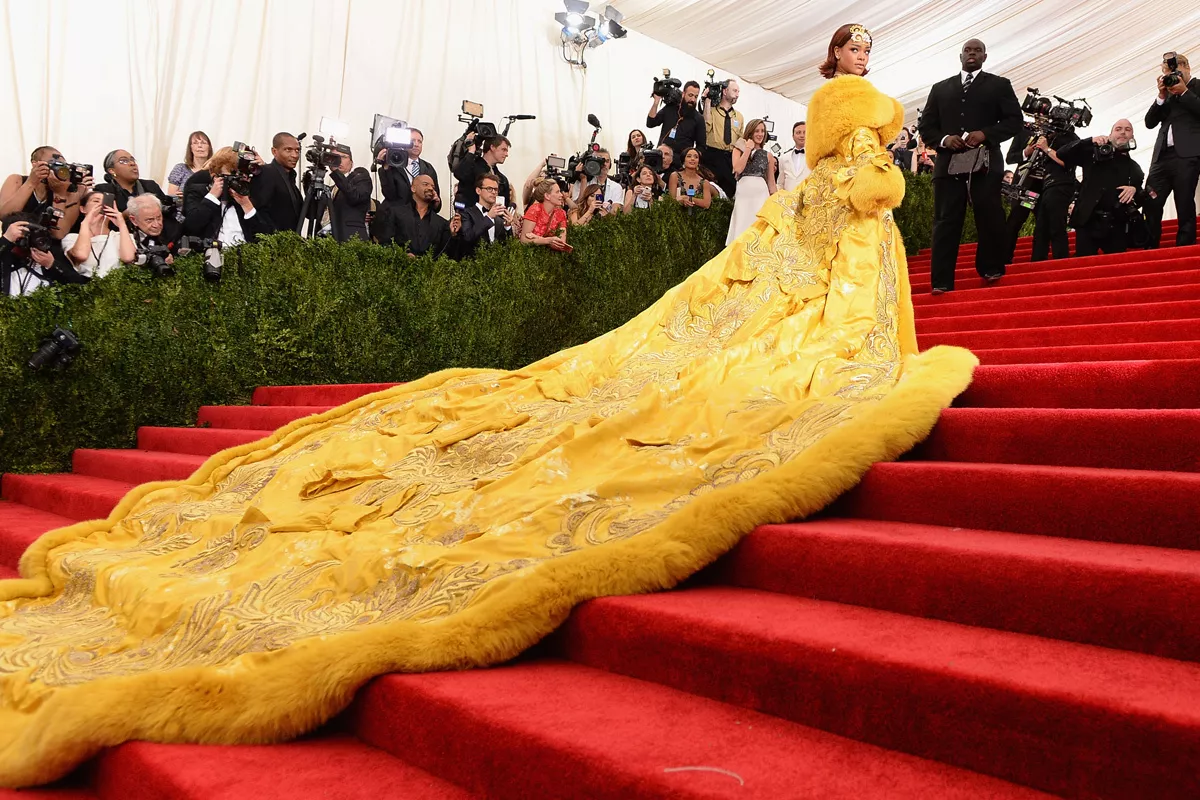 La cantante barbadense Rihanna se convierte una vez más en el centro de atención y de las burlas en las redes sociales, al presentarse ataviada con una gran capa amarilla con ribetes de piel y bordados florales dorados a la gala del Met 2015.