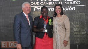 BHD León entrega premio a mujeres